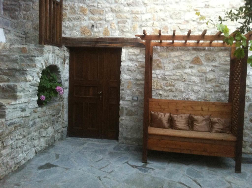 Guest House Mangalem Berat Exteriör bild
