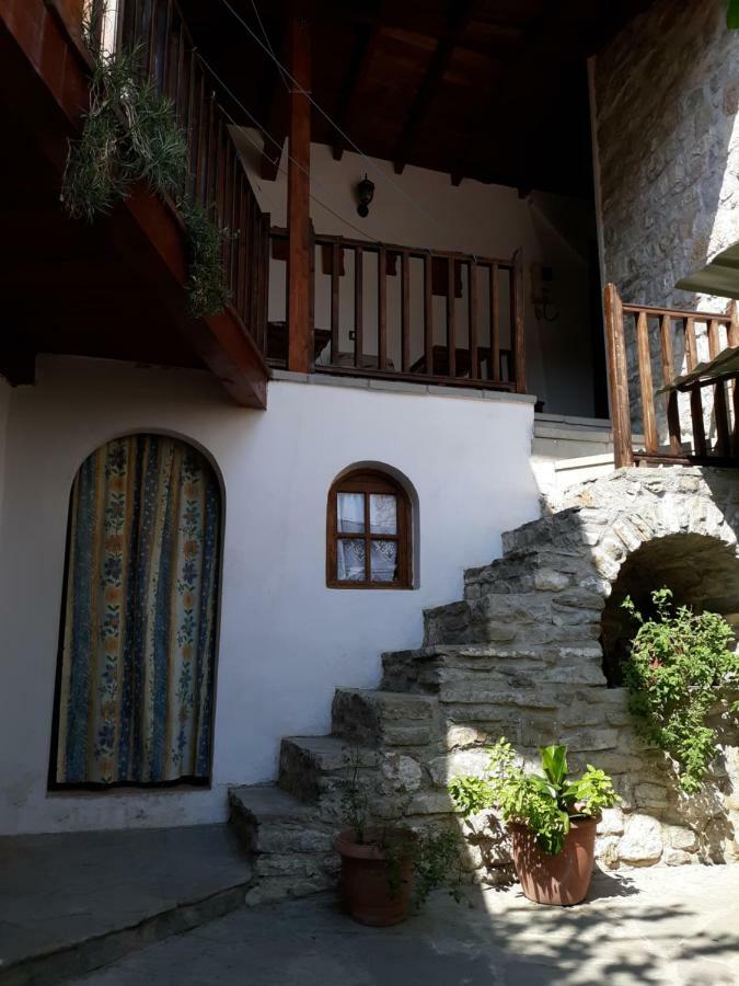 Guest House Mangalem Berat Exteriör bild